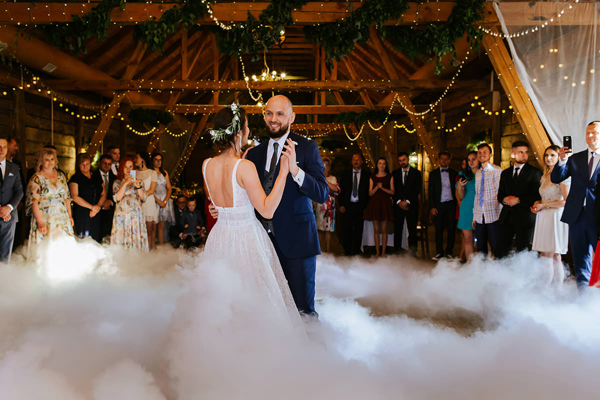 fotograf ślubny wesele w stodole pod Warszawą 