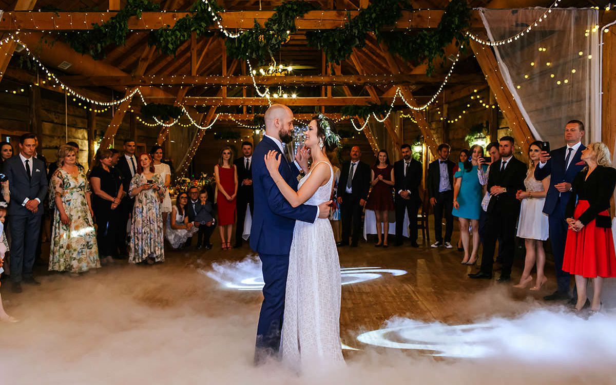 fotograf ślubny wesele w stodole pod Warszawą